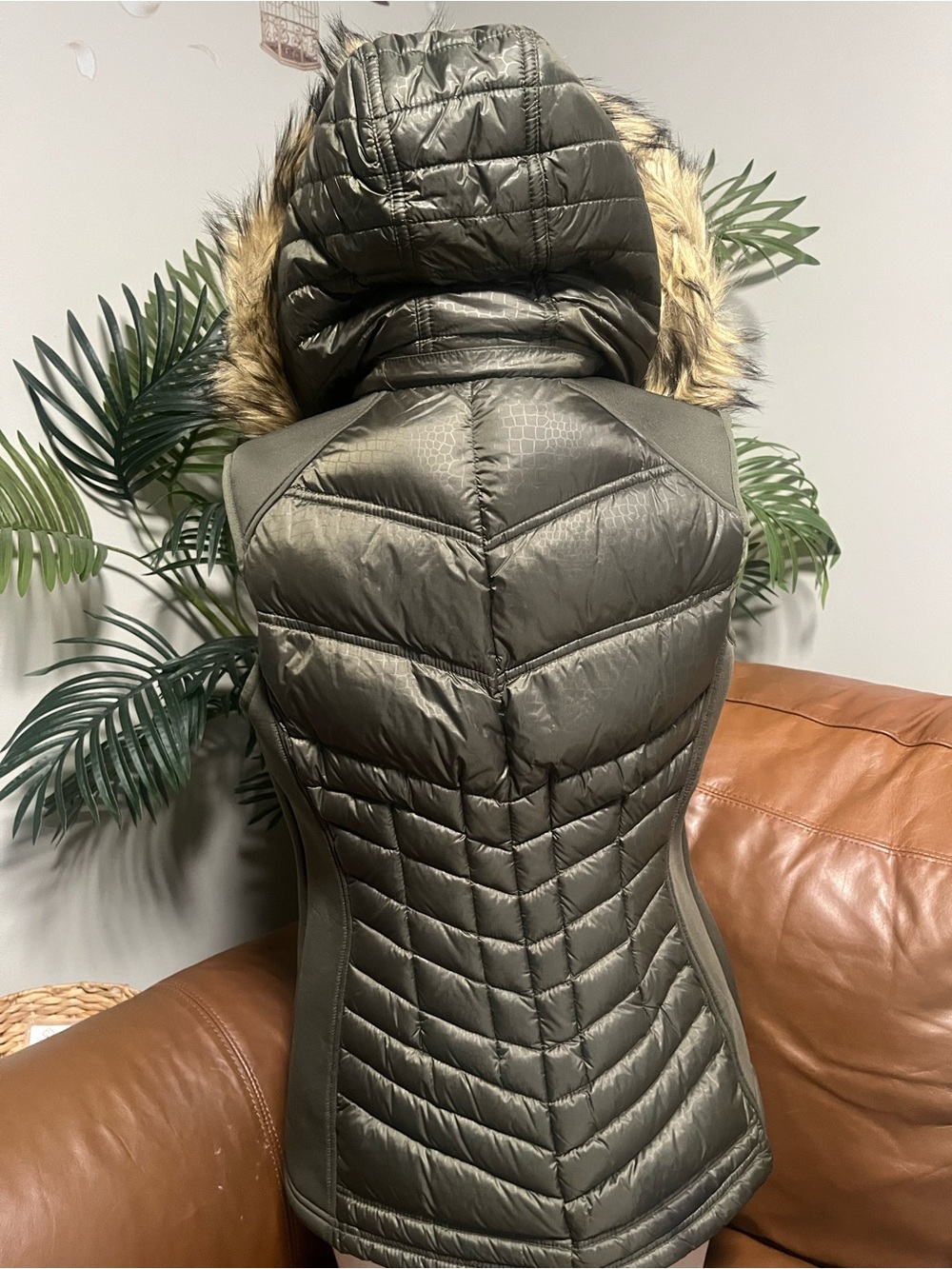 Michael Kors Olive Green Quilted Puffer Vest with Faux Fur Trim Hood - Picture 5 of 8